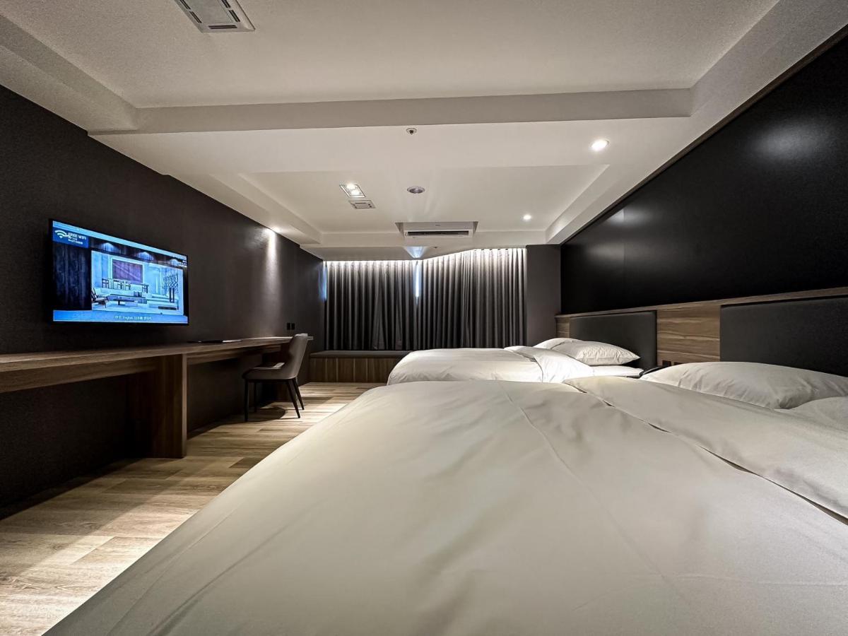 Autumn Willow Hotel Taichung Bagian luar foto