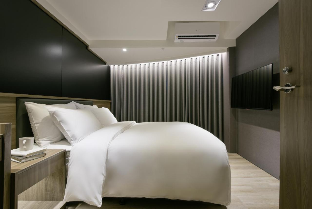 Autumn Willow Hotel Taichung Bagian luar foto