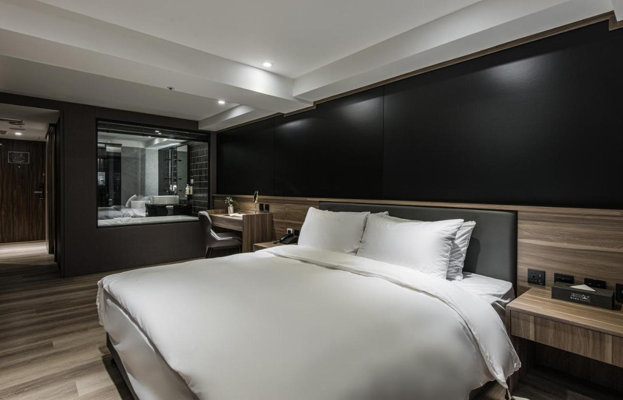 Autumn Willow Hotel Taichung Bagian luar foto