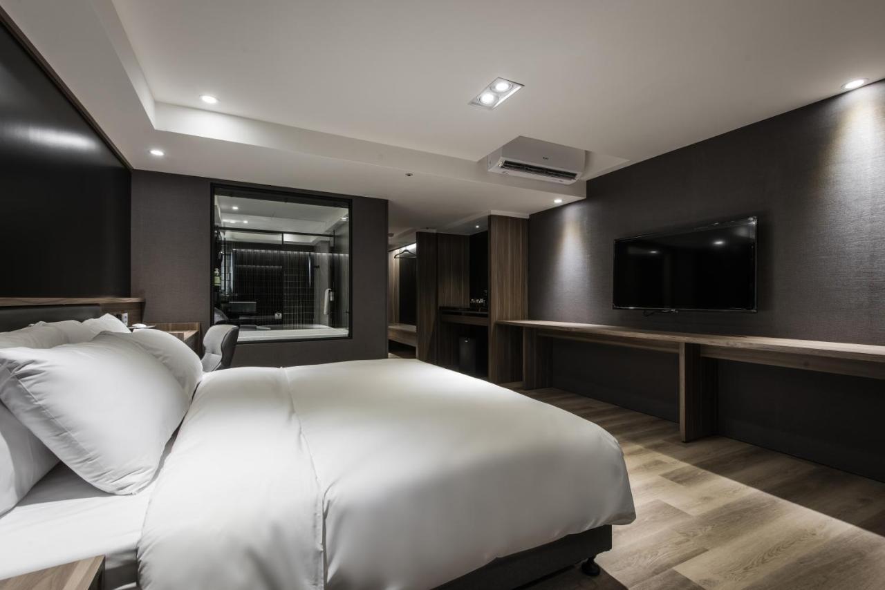 Autumn Willow Hotel Taichung Bagian luar foto