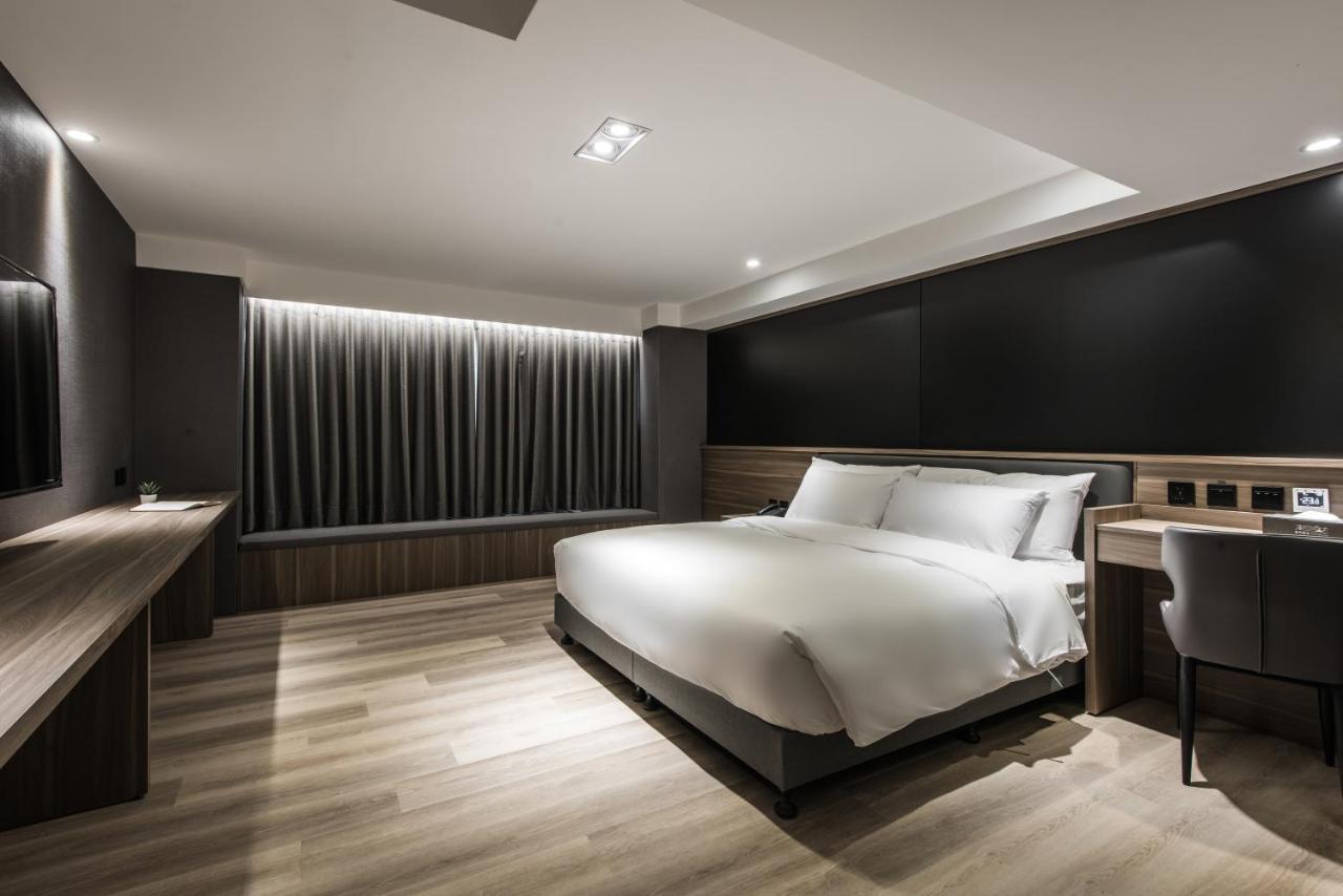Autumn Willow Hotel Taichung Bagian luar foto