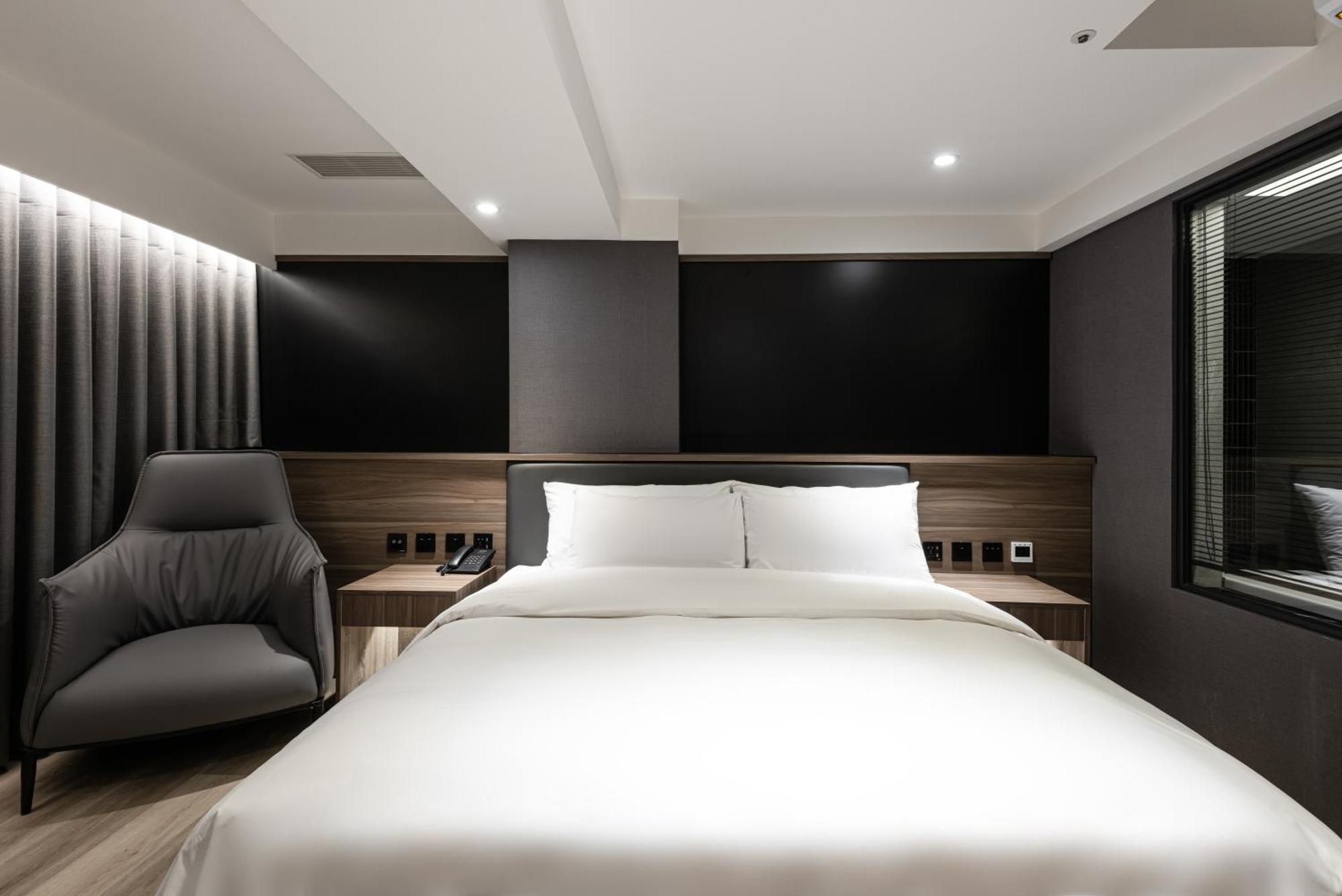 Autumn Willow Hotel Taichung Bagian luar foto